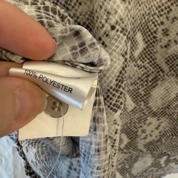 Adrienne Vittadini Size Large Cap Sleeve High Low Grey Snakeskin Print Top Shirt - Picture 5 of 7